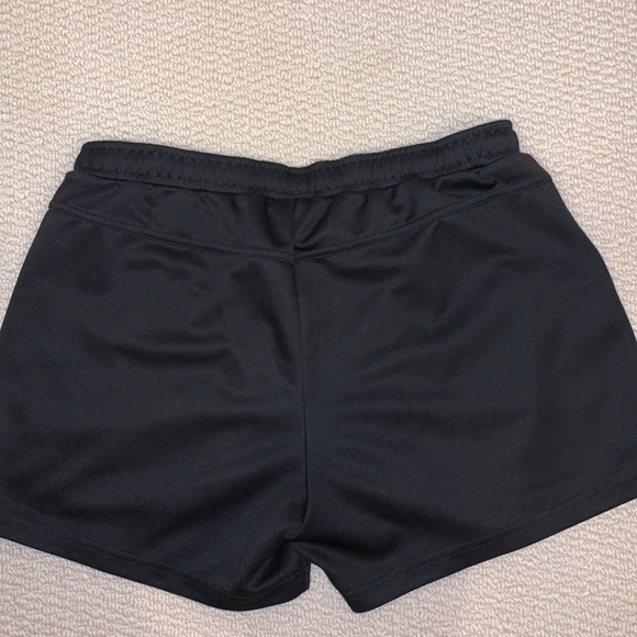 YONEX Badminton Shorts - Picture 2 of 3